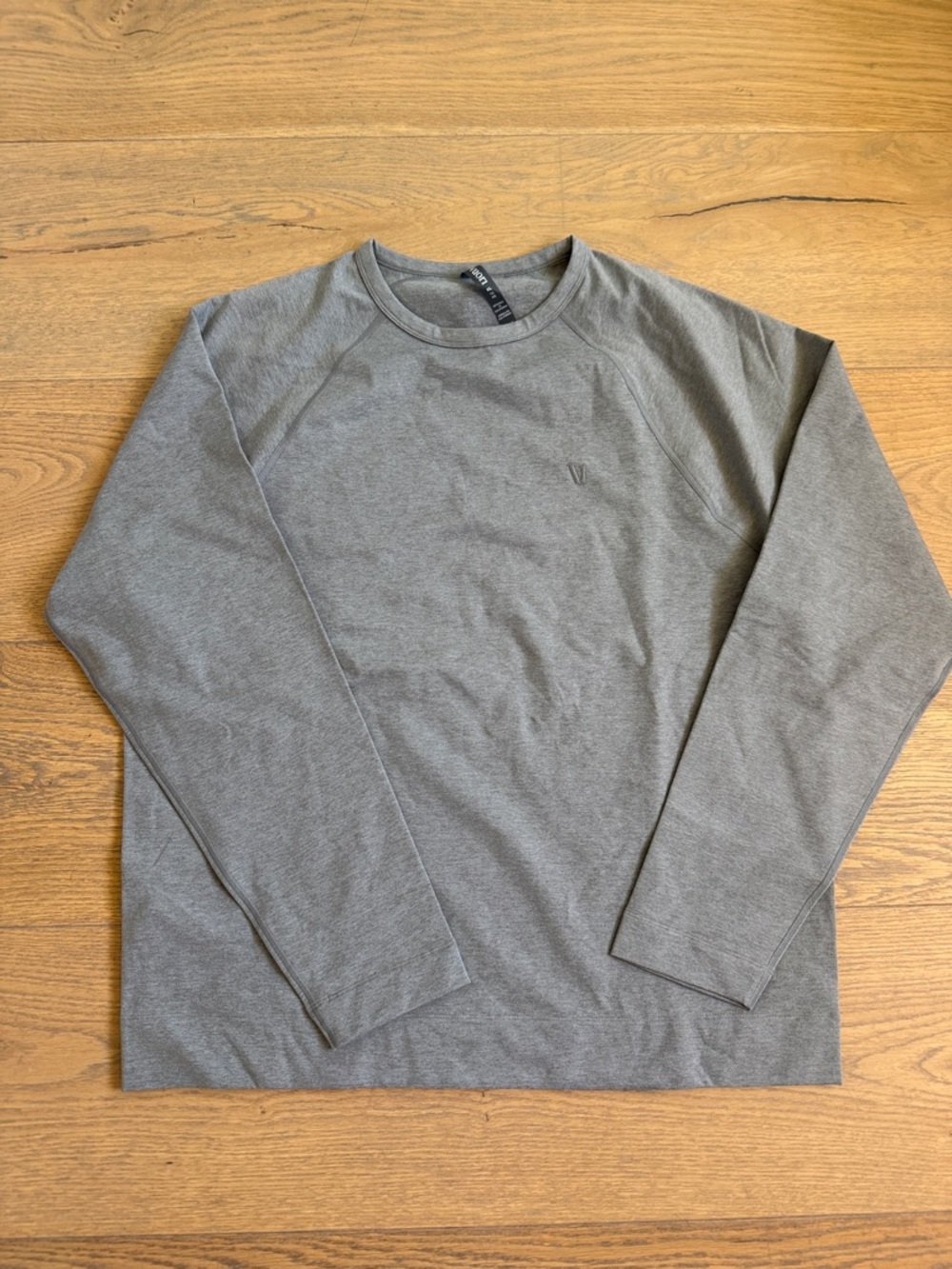 NWT Vuori Men's Gray Long-Sleeve Crewneck Shirt - Picture 4 of 8